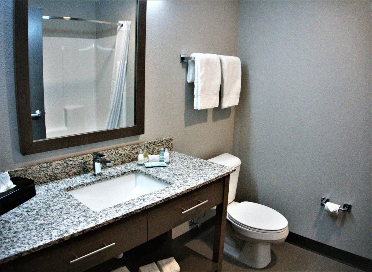 Brookstone Inn & Suites Fort Dodge Exteriér fotografie
